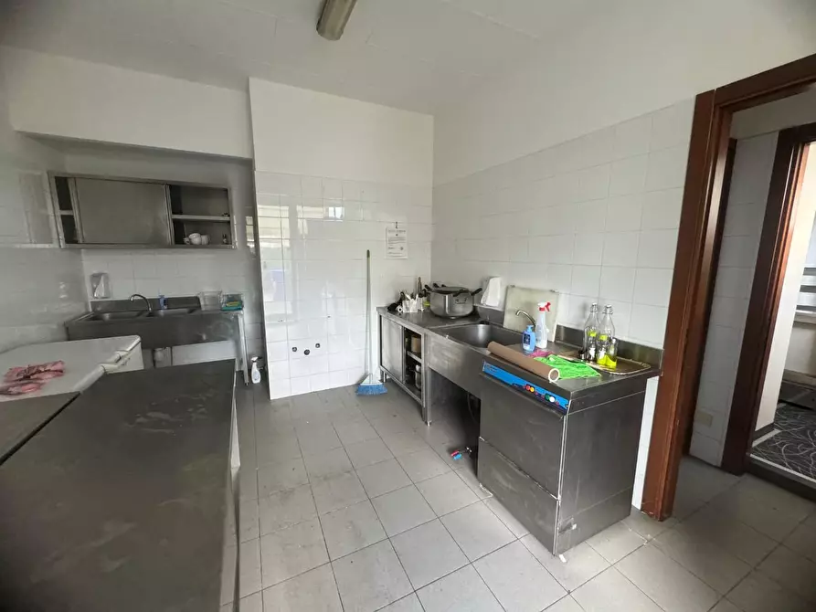 Immagine 26 di Negozio in affitto  a Capannori