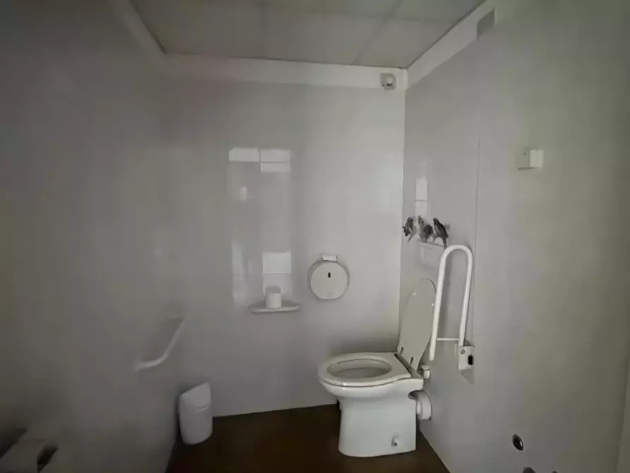 Immagine 20 di Negozio in affitto  a Capannori