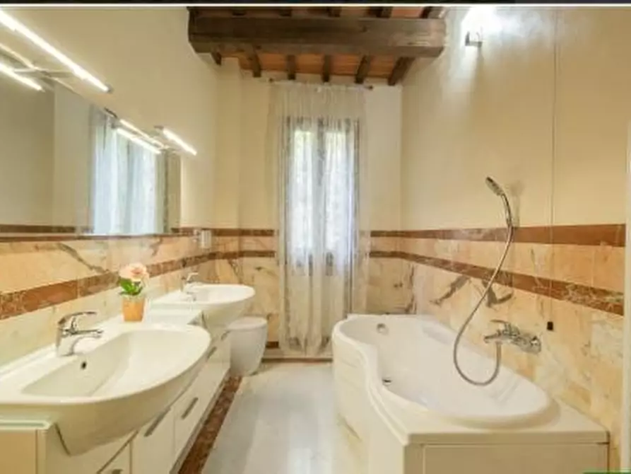 Immagine 14 di Villa in vendita  a Pescia