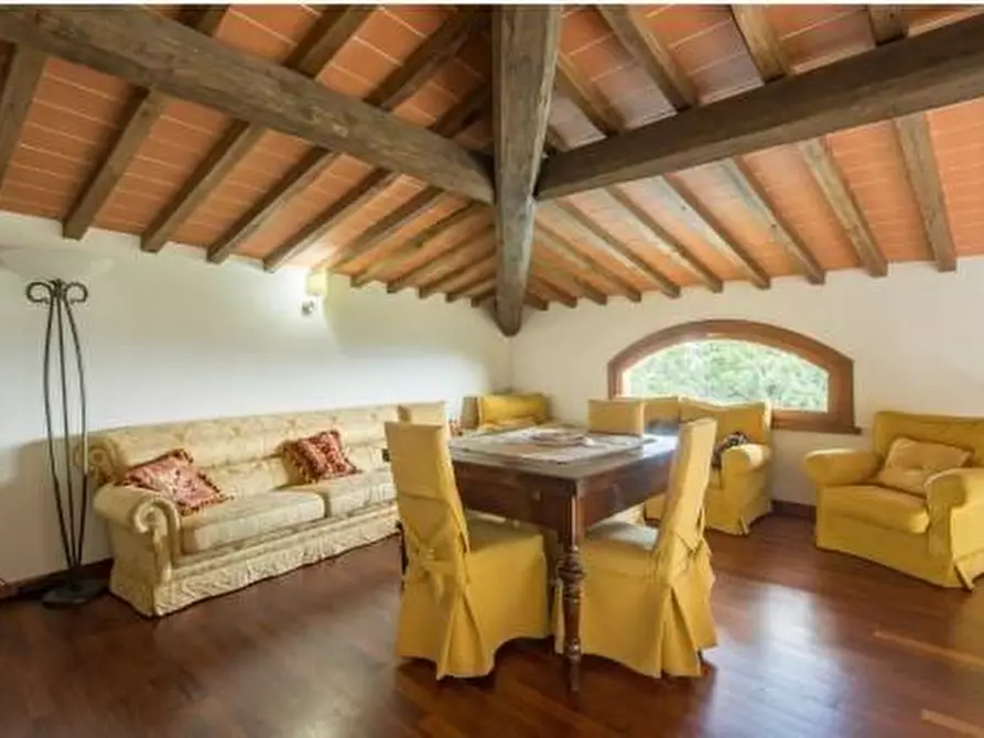 Immagine 11 di Villa in vendita  a Pescia