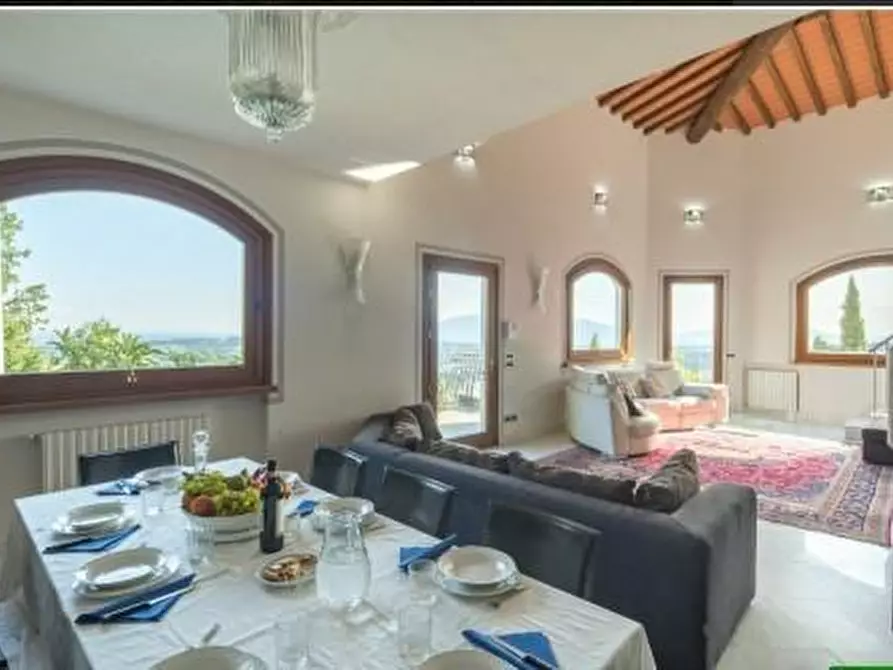 Immagine 10 di Villa in vendita  a Pescia