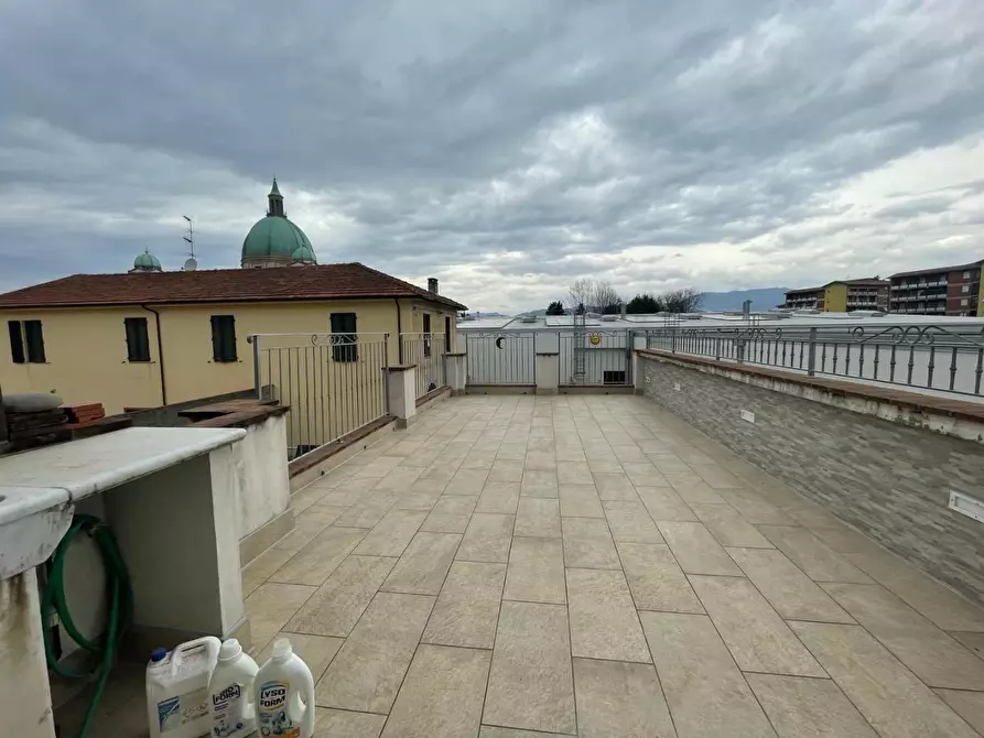 Immagine 10 di Appartamento in vendita  a Lucca