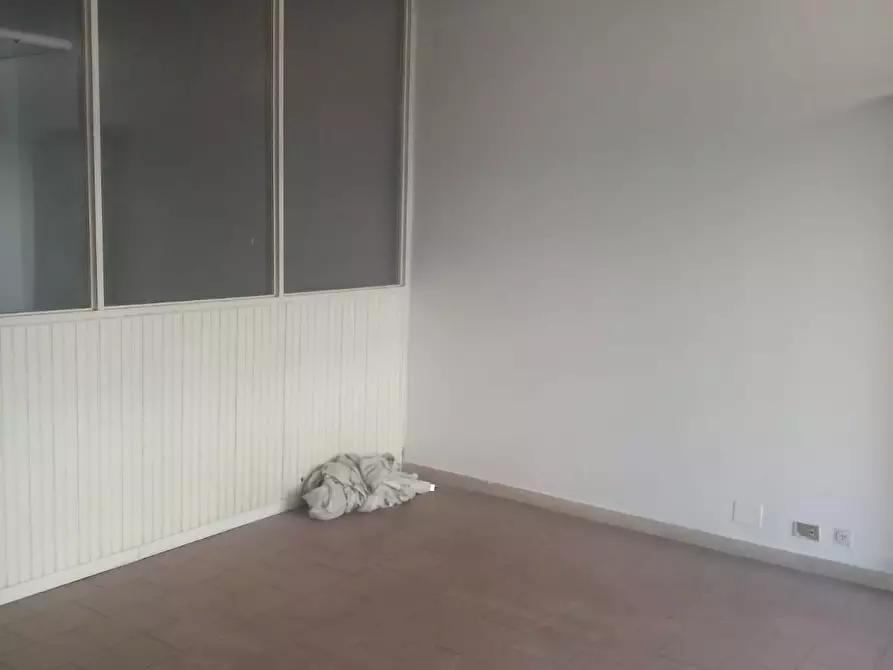 Immagine 8 di Locale commerciale in vendita  a Carrara