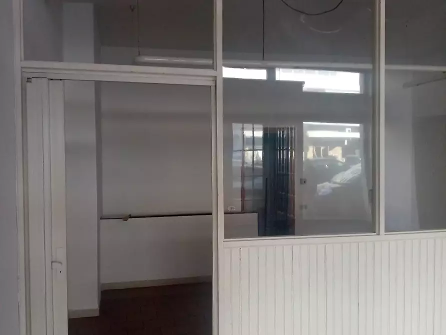 Immagine 7 di Locale commerciale in vendita  a Carrara