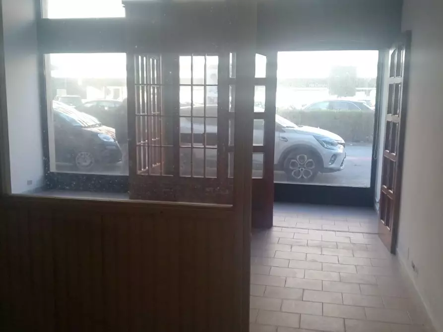 Immagine 3 di Locale commerciale in vendita  a Carrara