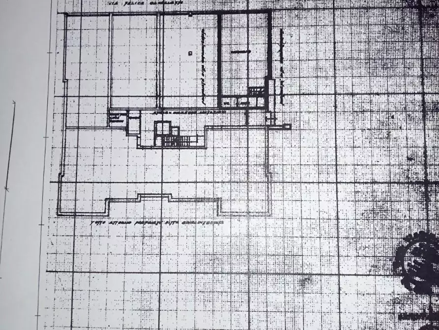 Immagine 11 di Locale commerciale in vendita  a Carrara