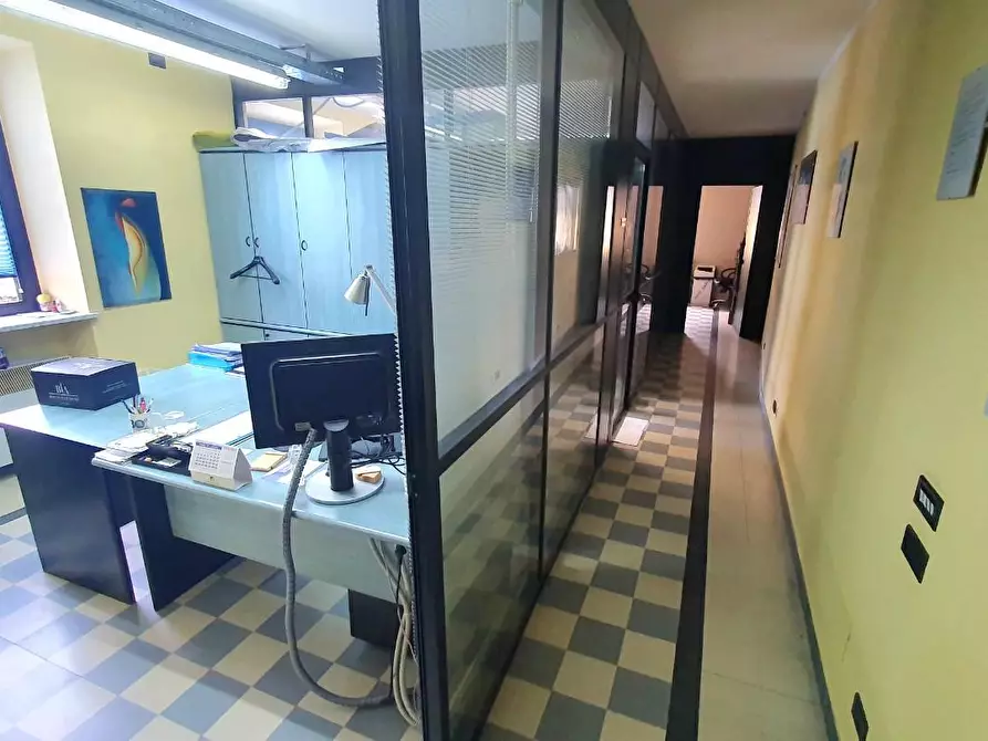 Immagine 35 di Ufficio in vendita  a Capannori