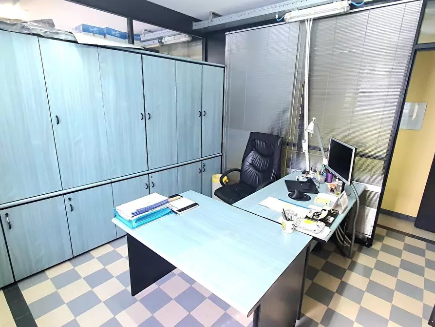 Immagine 39 di Ufficio in vendita  a Capannori