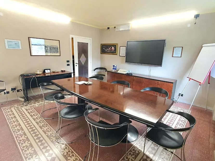 Immagine 31 di Ufficio in vendita  a Capannori