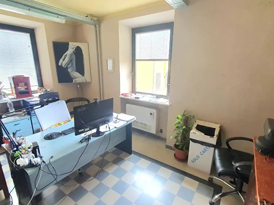Immagine 40 di Ufficio in vendita  a Capannori