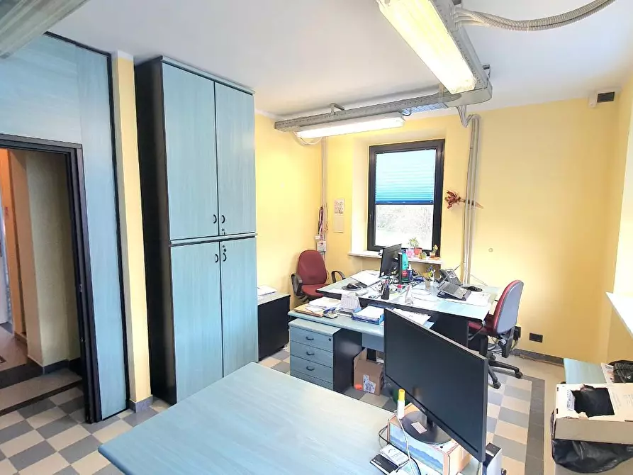 Immagine 37 di Ufficio in vendita  a Capannori