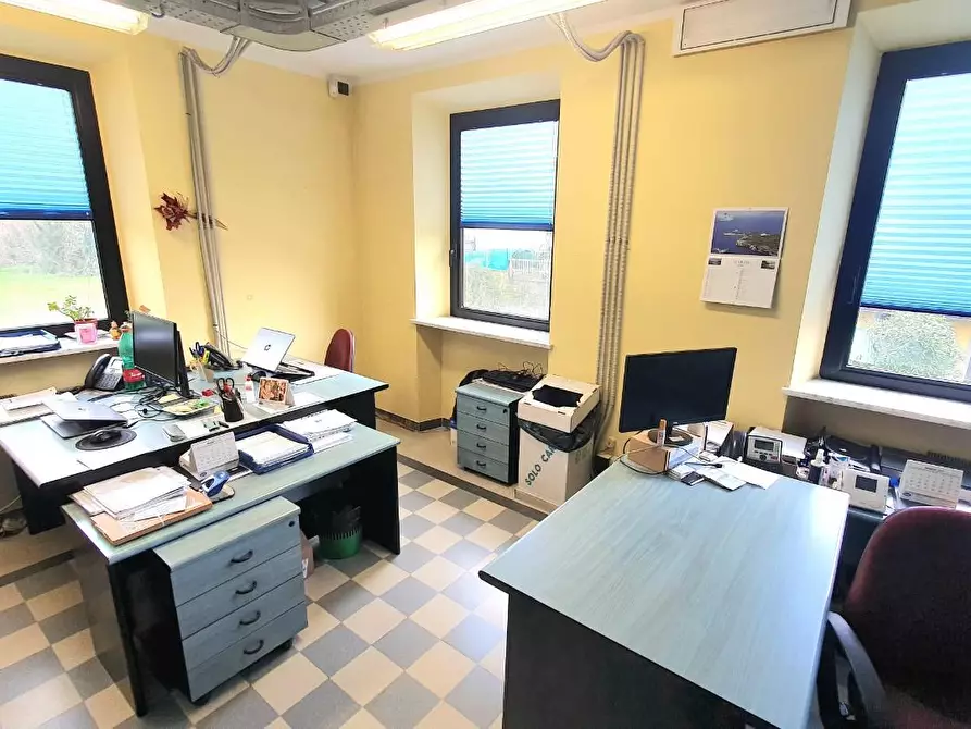 Immagine 36 di Ufficio in vendita  a Capannori