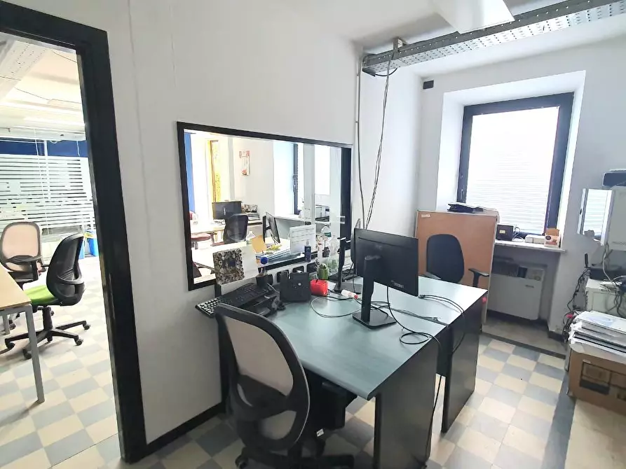 Immagine 21 di Ufficio in vendita  a Capannori