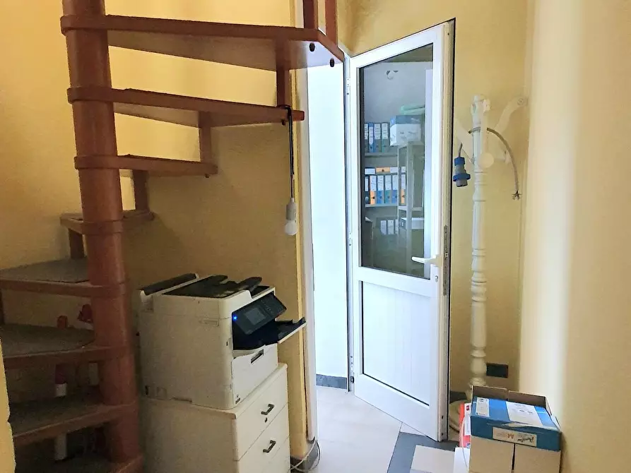 Immagine 43 di Ufficio in vendita  a Capannori