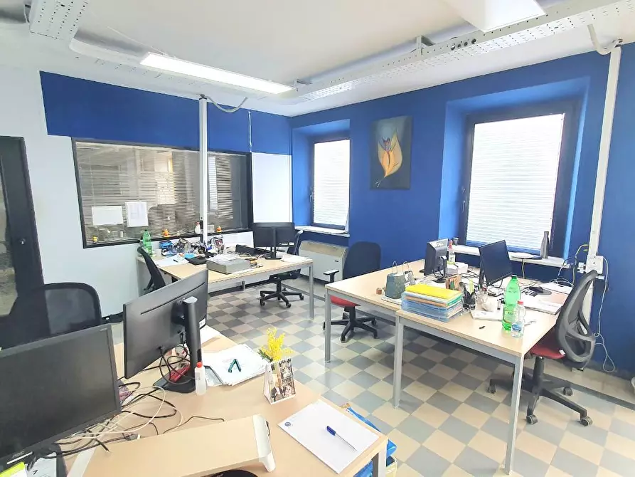 Immagine 23 di Ufficio in vendita  a Capannori