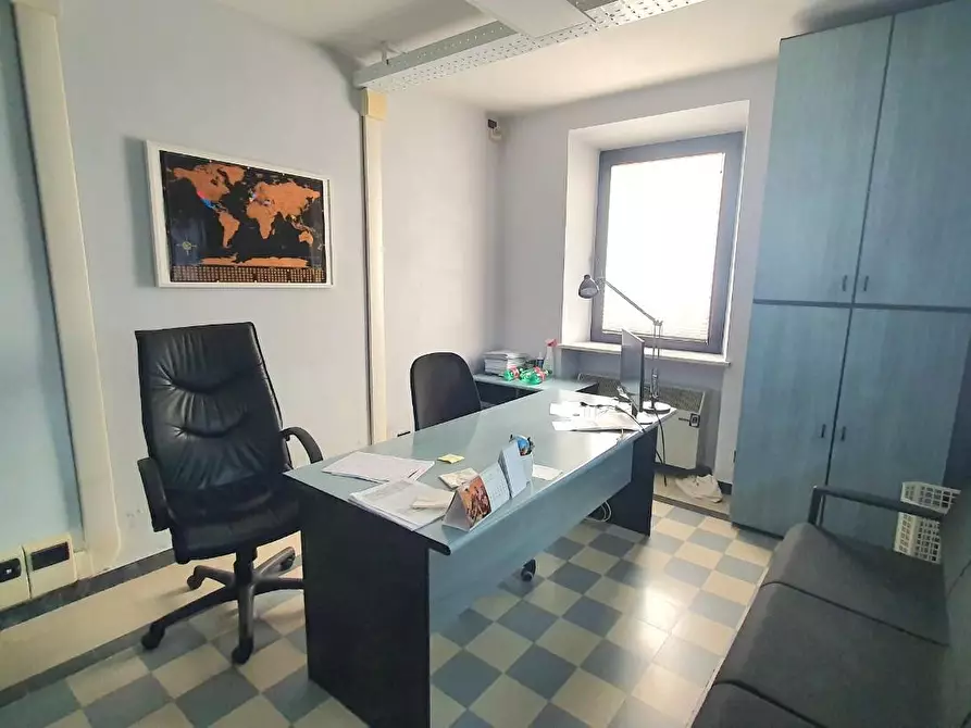 Immagine 25 di Ufficio in vendita  a Capannori