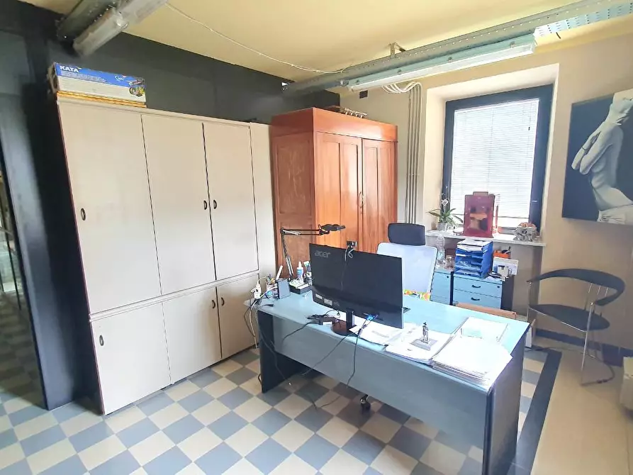 Immagine 41 di Ufficio in vendita  a Capannori