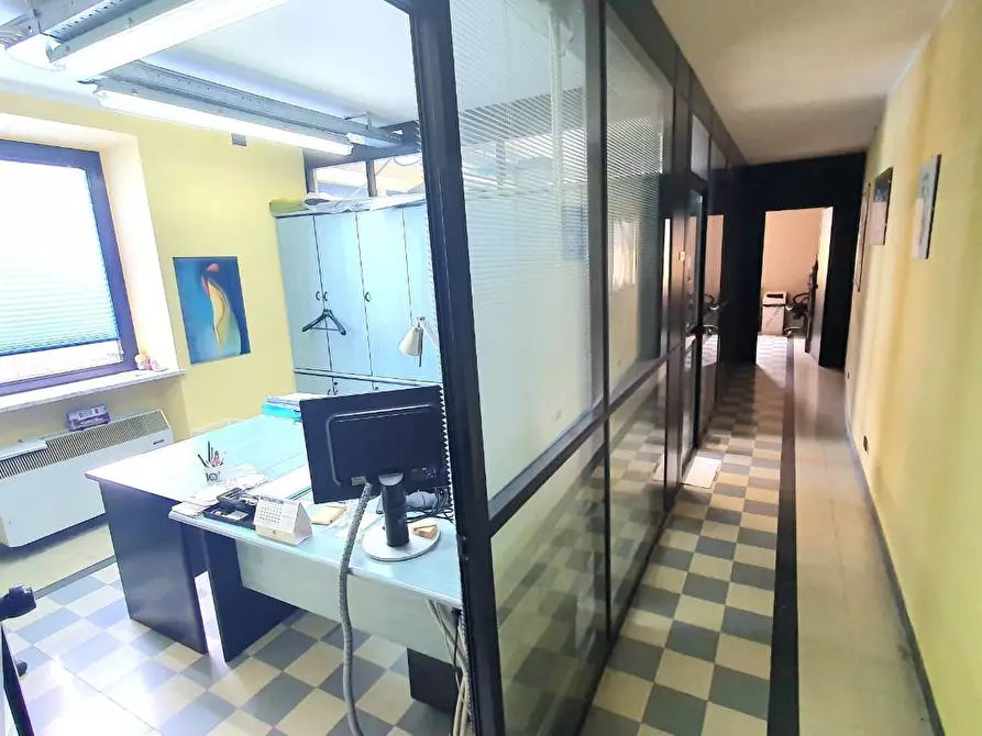 Immagine 38 di Ufficio in vendita  a Capannori