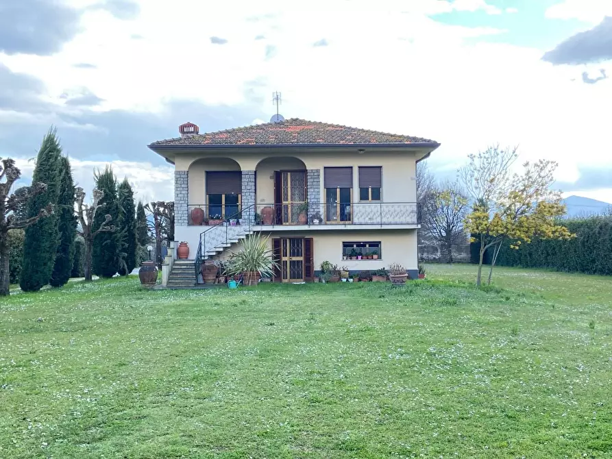 Immagine 11 di Villa in vendita  a Capannori