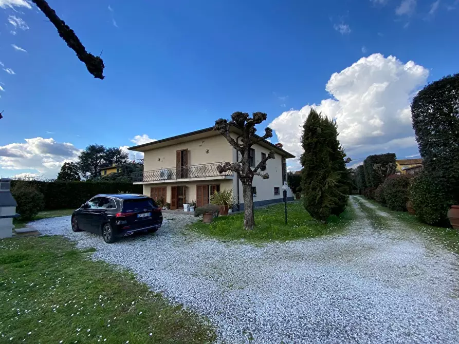 Immagine 6 di Villa in vendita  a Capannori