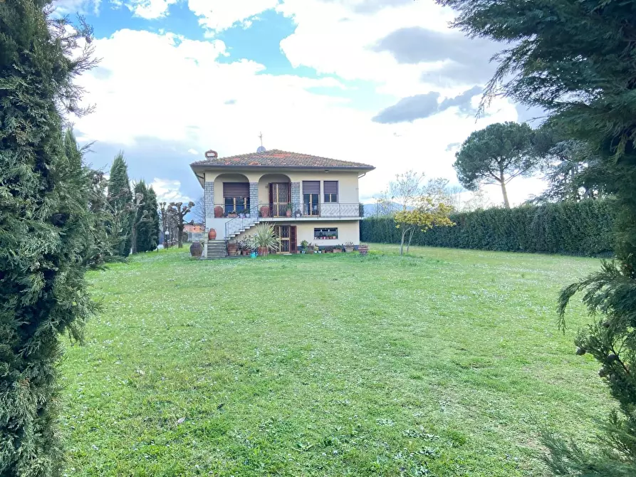 Immagine 10 di Villa in vendita  a Capannori
