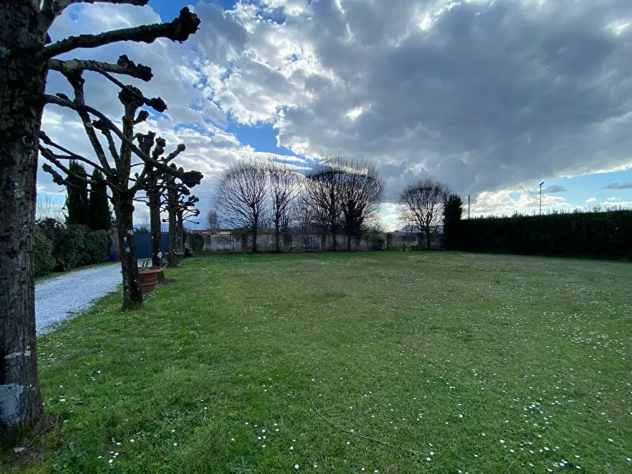 Immagine 2 di Villa in vendita  a Capannori