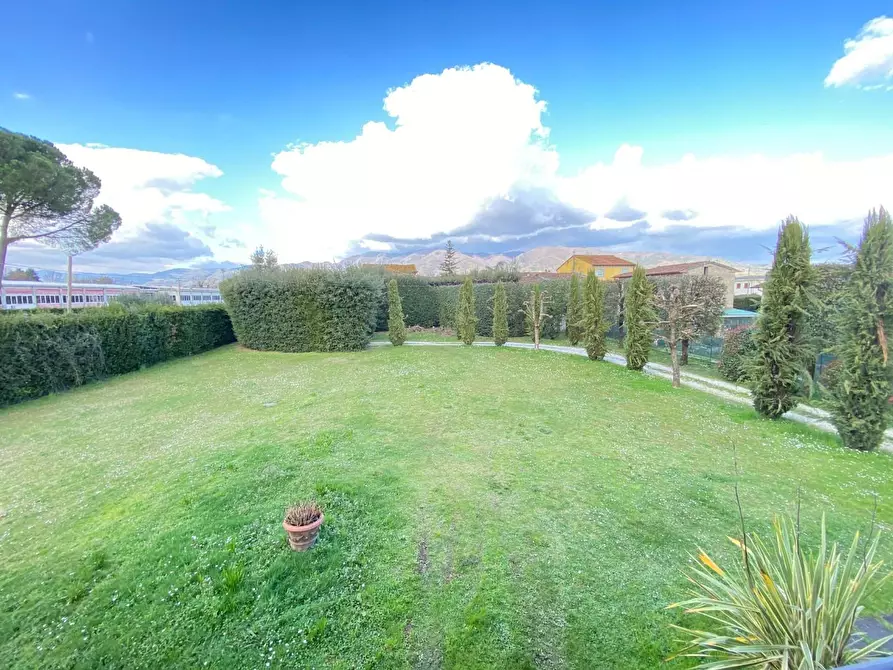 Immagine 23 di Villa in vendita  a Capannori