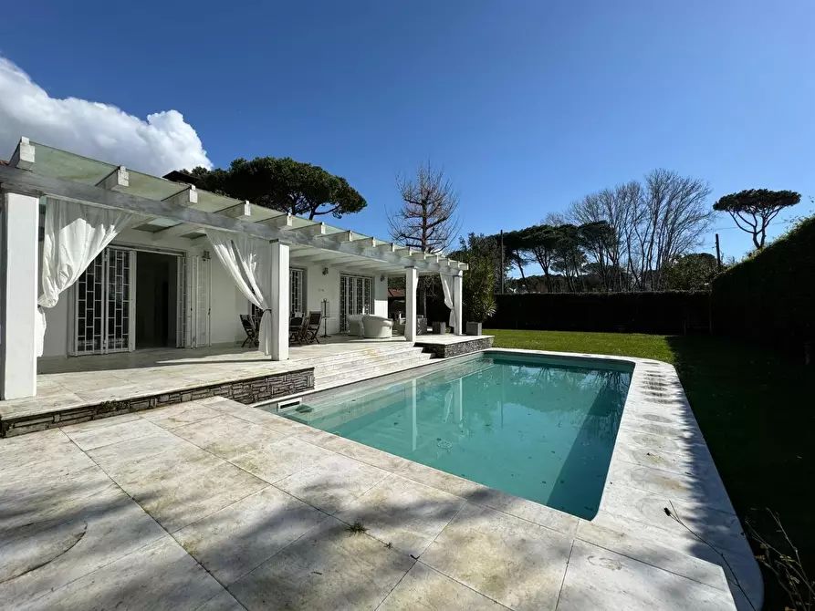 Immagine 30 di Villa in affitto  a Massa