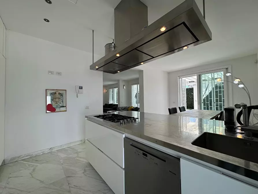 Immagine 22 di Villa in affitto  a Massa