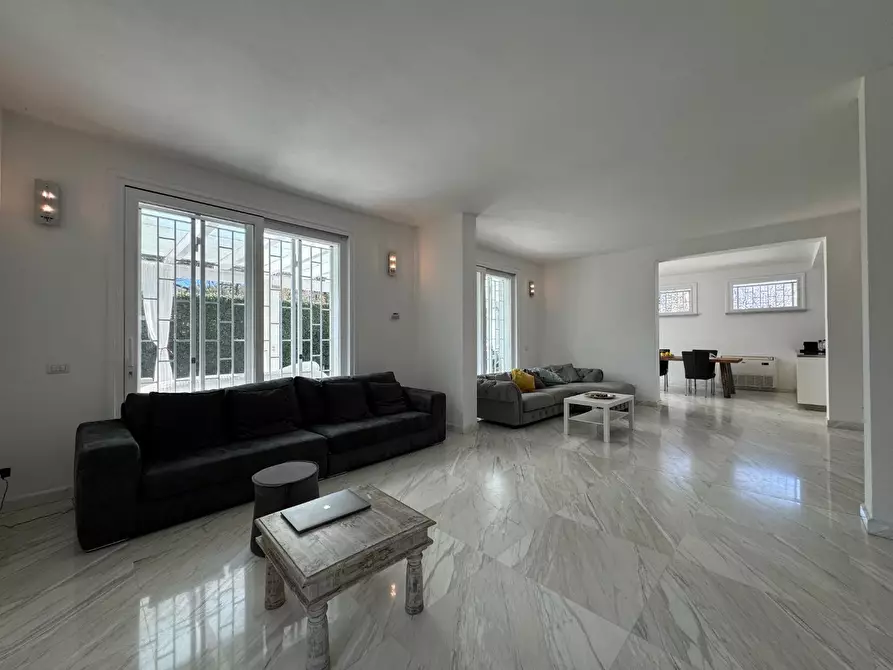 Immagine 5 di Villa in affitto  a Massa