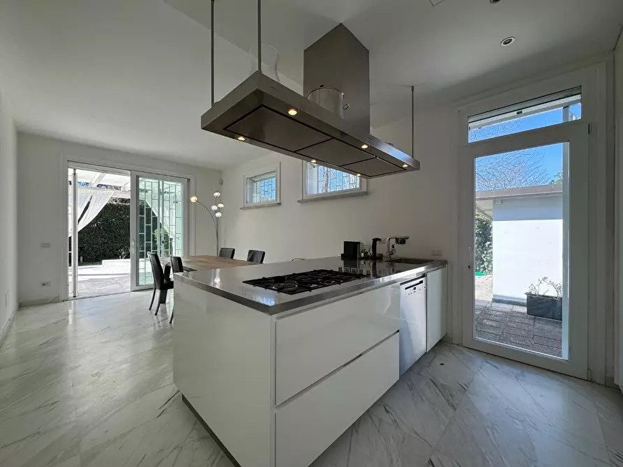 Immagine 21 di Villa in affitto  a Massa