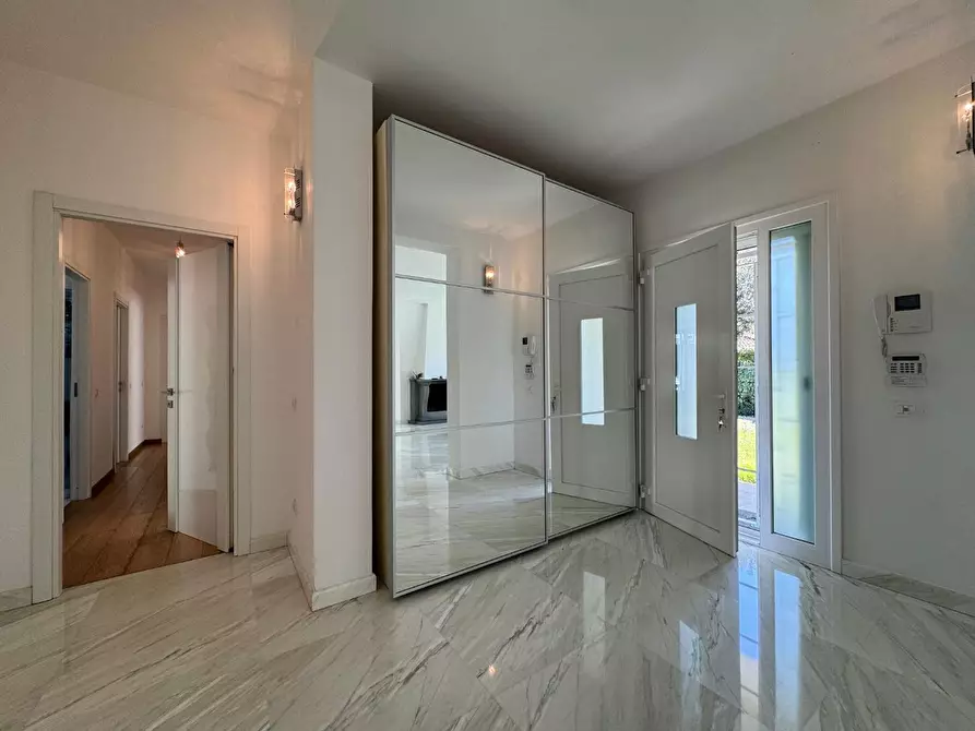 Immagine 6 di Villa in affitto  a Massa