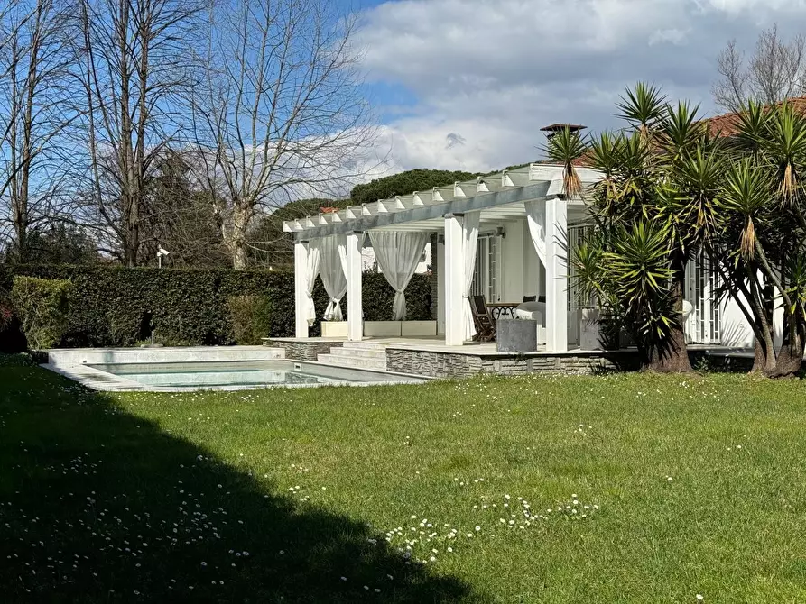 Immagine 33 di Villa in affitto  a Massa
