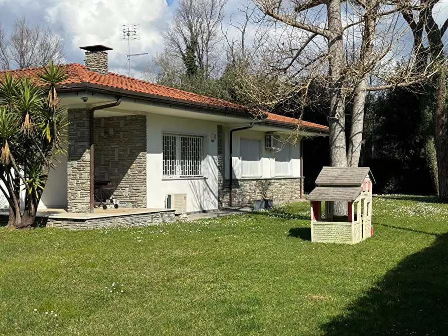 Immagine 34 di Villa in affitto  a Massa