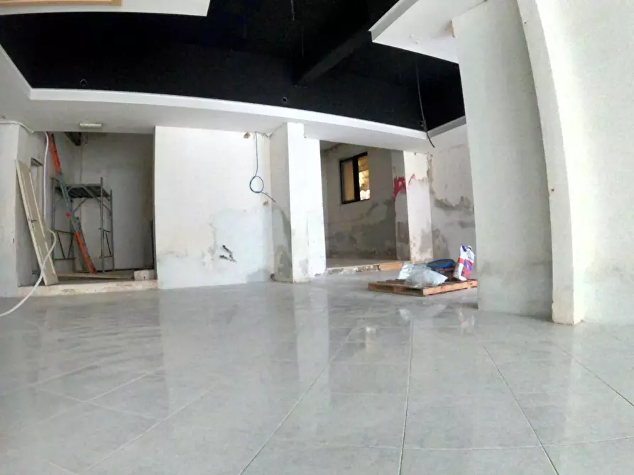 Immagine 4 di Negozio in vendita  a Poggibonsi