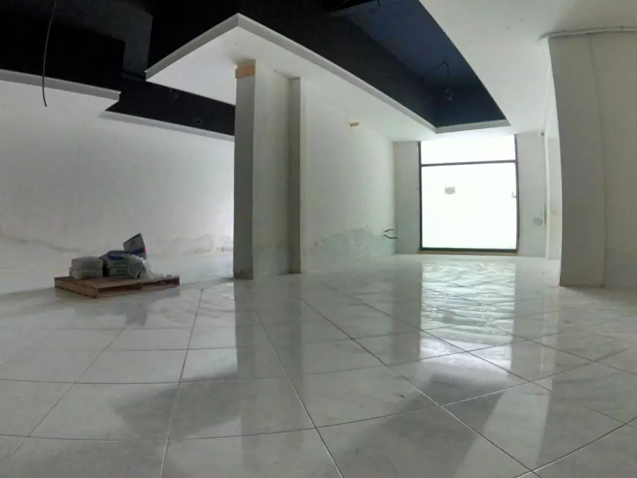 Immagine 2 di Negozio in vendita  a Poggibonsi