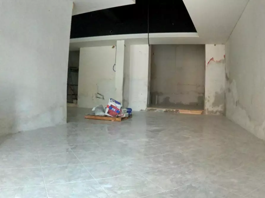 Immagine 5 di Negozio in vendita  a Poggibonsi