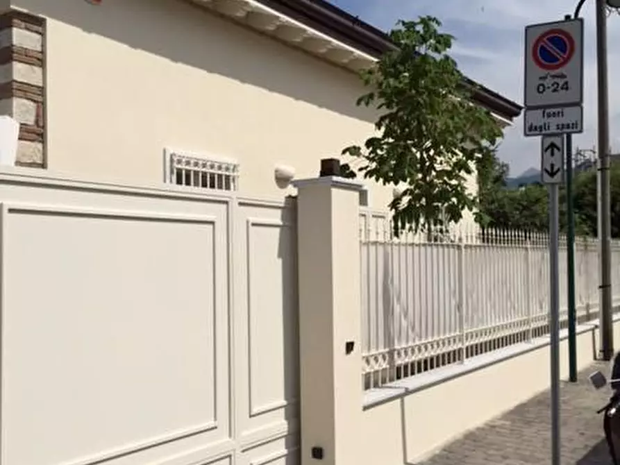 Immagine 1 di Villa in vendita  a Forte Dei Marmi
