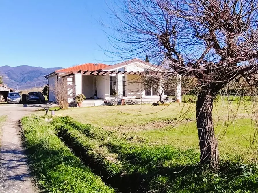 Immagine 2 di Villa in vendita  a Ameglia