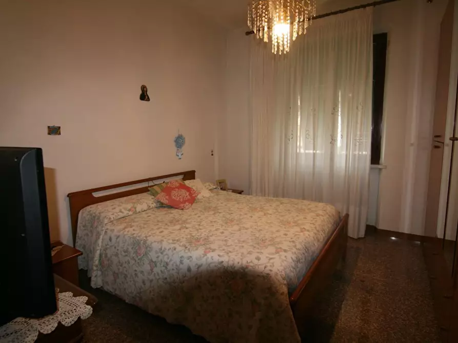 Immagine 10 di Villa in vendita  a Carrara