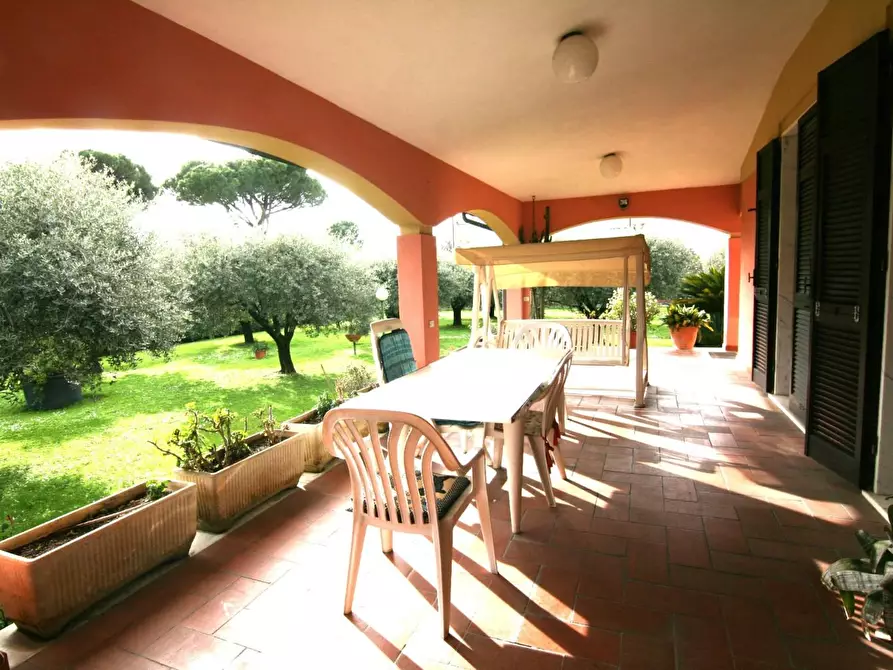 Immagine 2 di Villa in vendita  a Carrara