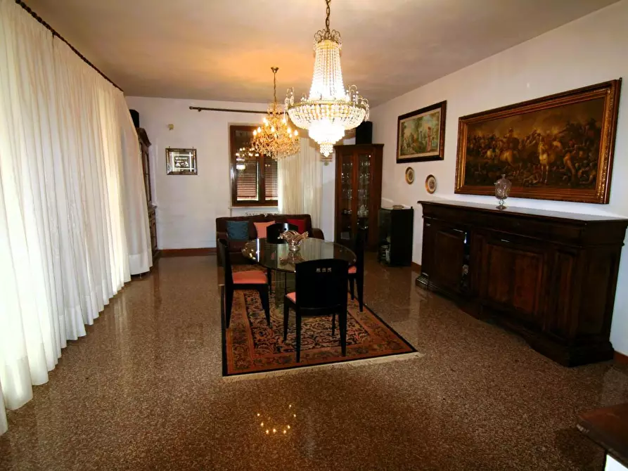 Immagine 4 di Villa in vendita  a Carrara