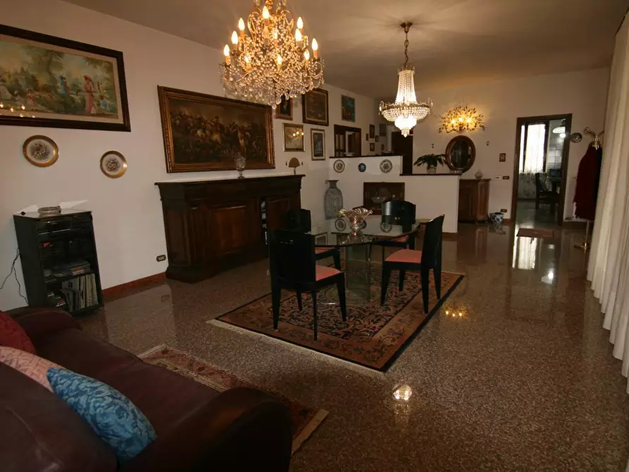 Immagine 5 di Villa in vendita  a Carrara