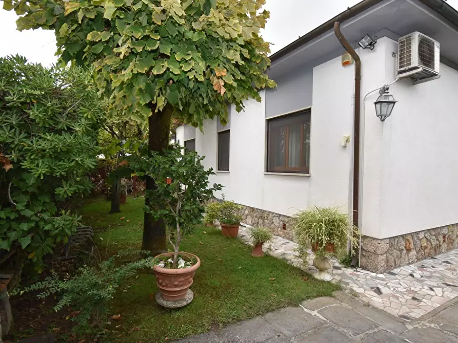 Immagine 2 di Villa in vendita  a Forte Dei Marmi