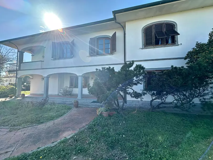 Immagine 52 di Villa in vendita  a Lucca