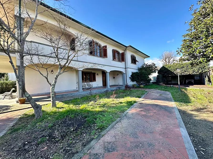 Immagine 53 di Villa in vendita  a Lucca