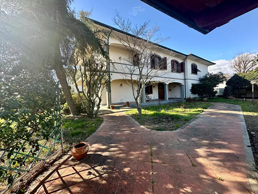 Immagine 46 di Villa in vendita  a Lucca