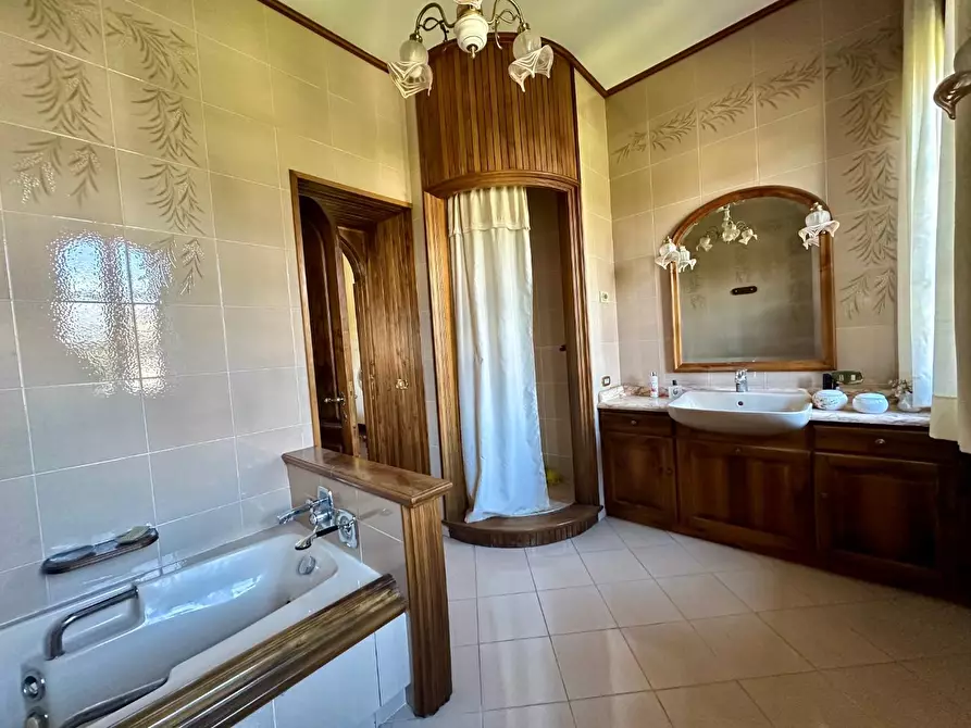 Immagine 39 di Villa in vendita  a Lucca