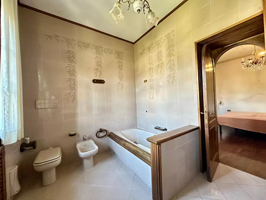 Immagine 40 di Villa in vendita  a Lucca