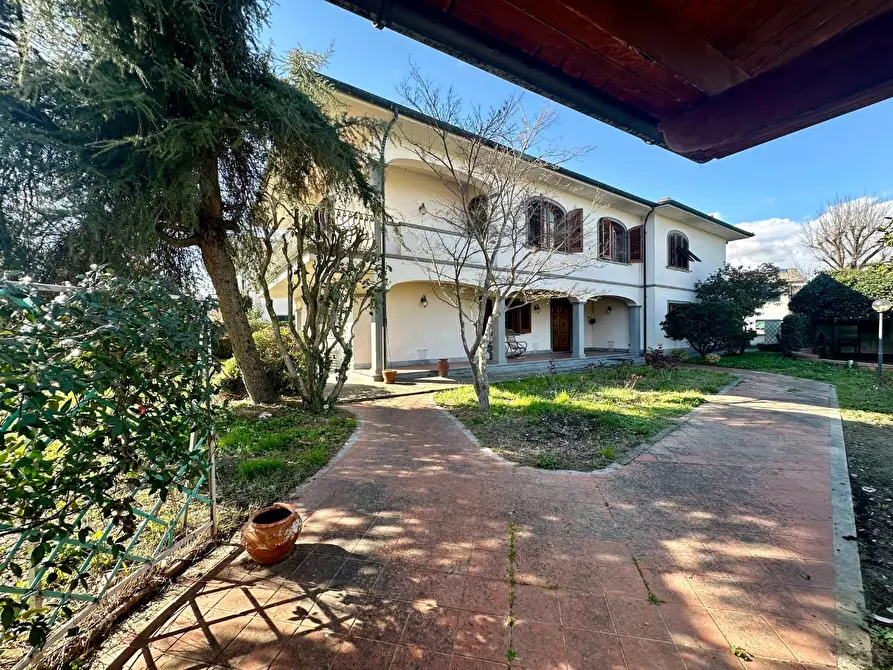 Immagine 47 di Villa in vendita  a Lucca
